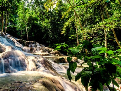 Watervallen in het groene regenwoud van Jamaica tijdens de 16-daagse Route Jamaica.