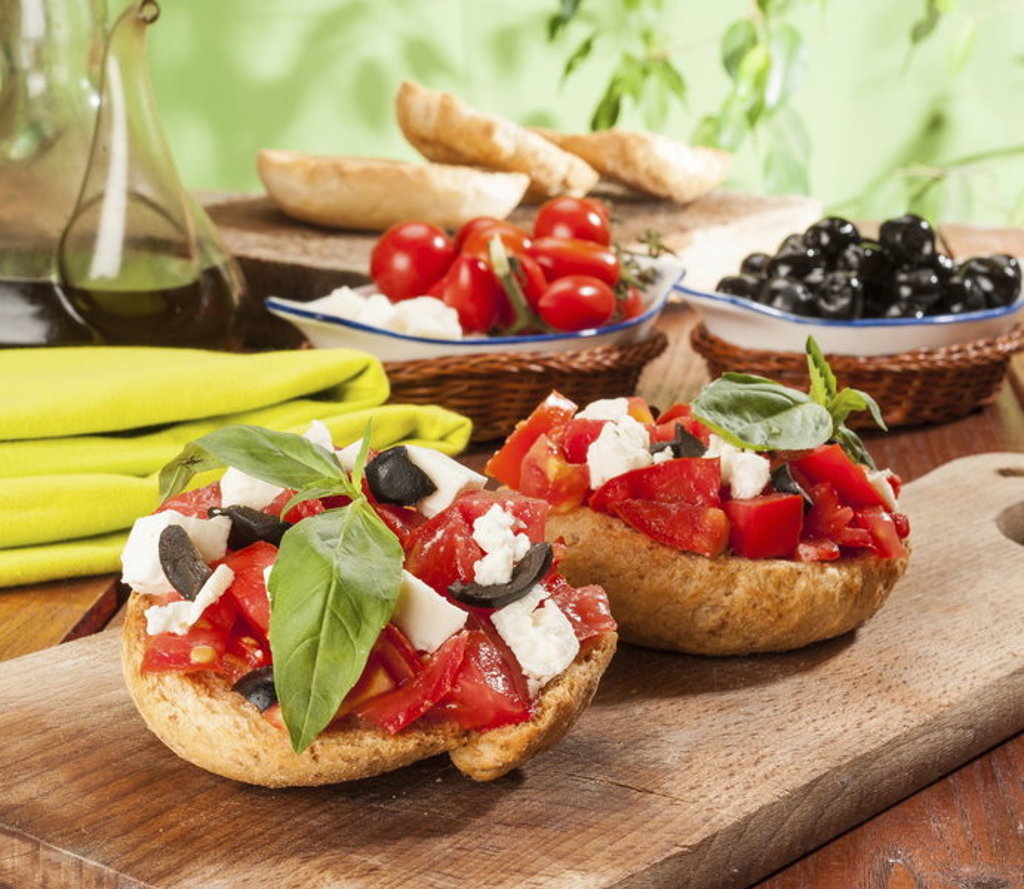 Bruschetta met tomaat, basilicum, mozzarella en olijven, typisch voor Puglia tijdens een wandelvakantie in Italië.