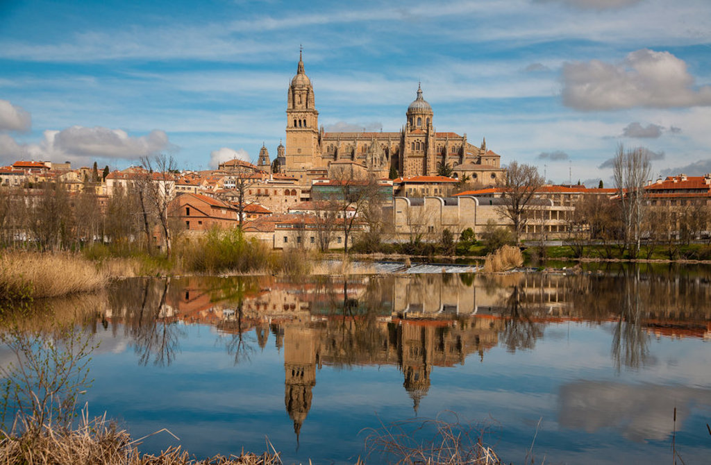 Kathedraal van Salamanca weerspiegeld in de rivier Tormes, tijdens een familiereis Spanje en Portugal.
