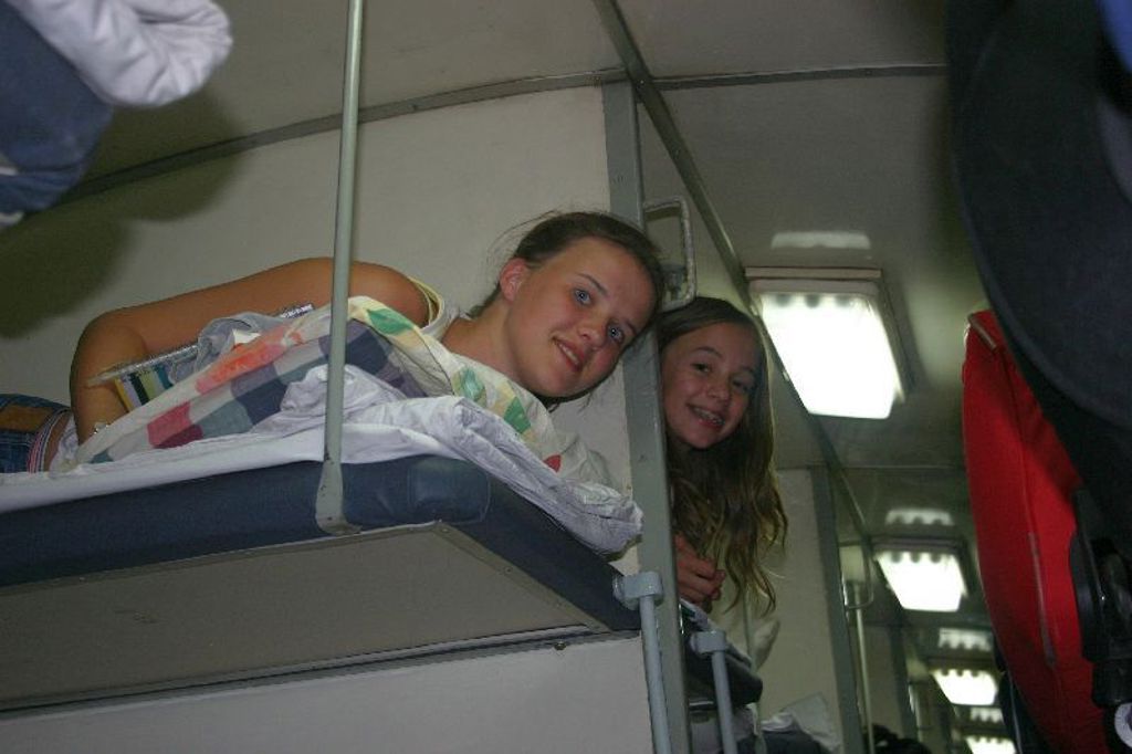 Kinderen in een slaapcoupé in de trein tijdens een familiereis door China.