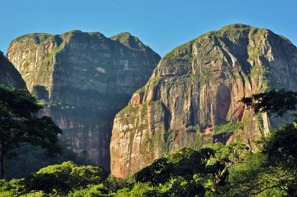 Steile rotswanden en groen regenwoud in Amboró Nationaal Park, Bolivia.