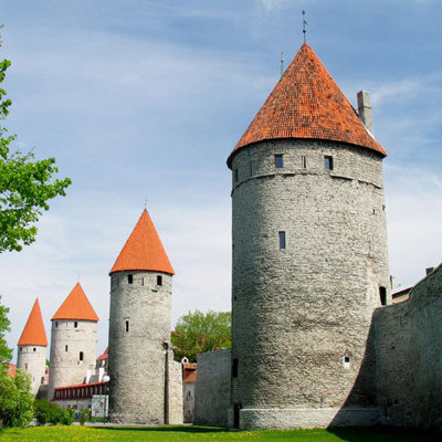 Middeleeuwse stadsmuur met ronde torens en rode daken in Tallinn, Estland.