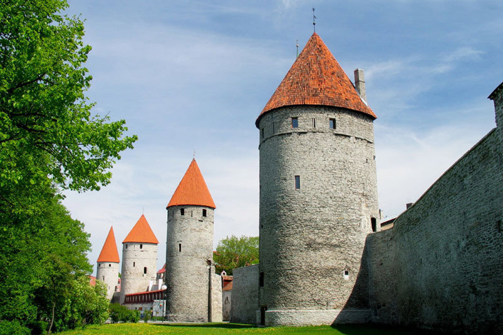 Middeleeuwse stadsmuur met ronde torens en rode daken in Tallinn, Estland.