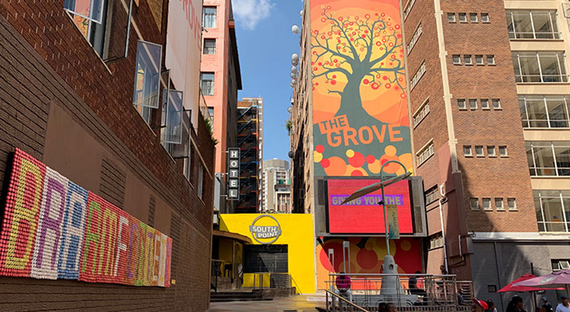 Straten en graffiti in Johannesburg Kleurrijke street art en muurschildering “The Grove” in Maboneng, Johannesburg, Zuid-Afrika.