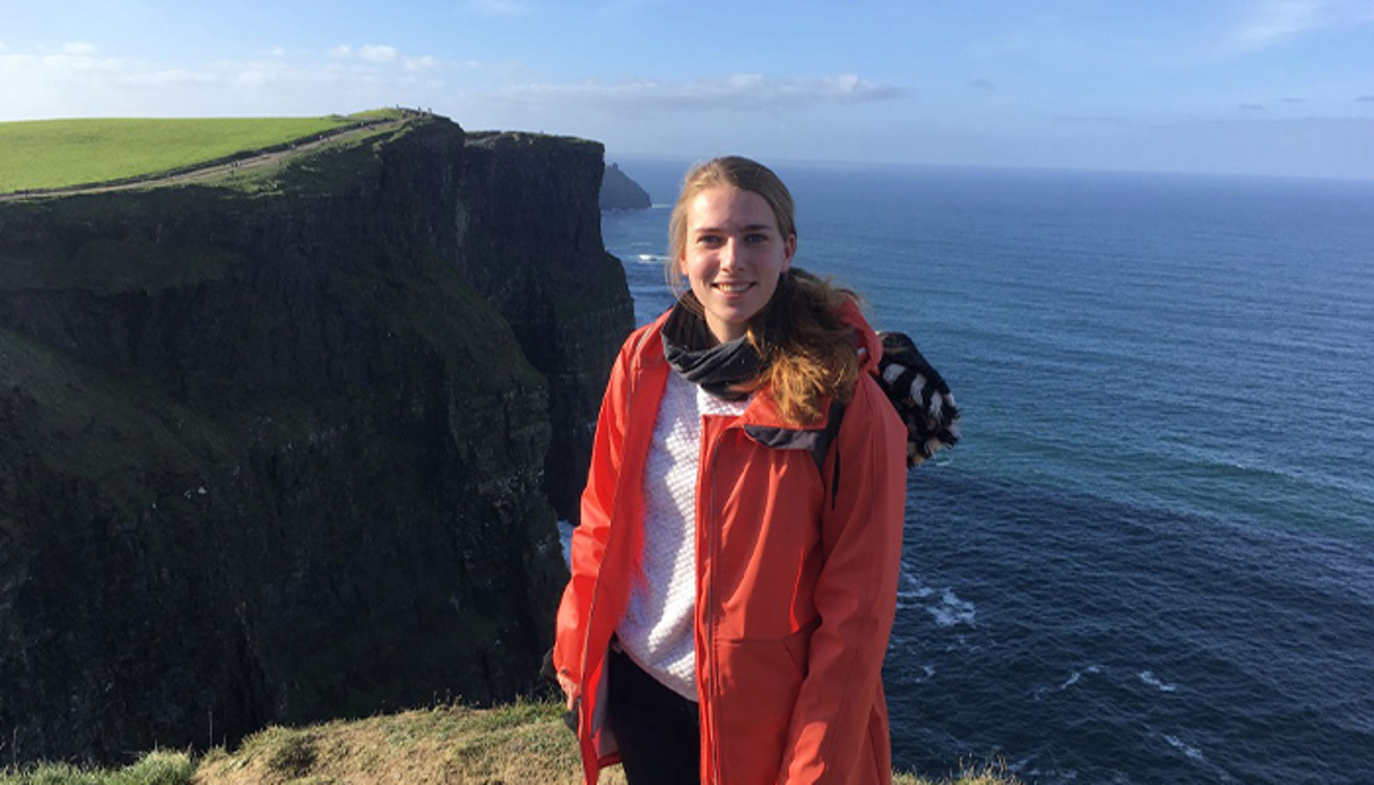 Carolien in Ierland Wandelaar bij hoge zeekliffen met uitzicht op de oceaan.
