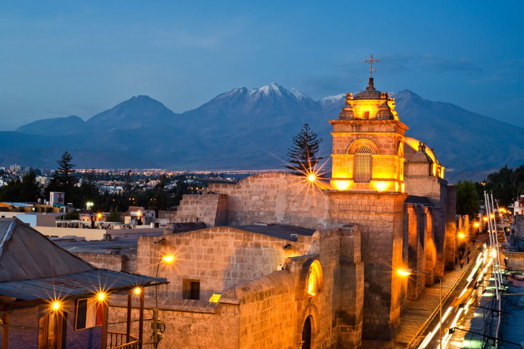 Verlichte kathedraal in Arequipa bij avond, met de Andes op de achtergrond tijdens een 22-35ers reis Peru.