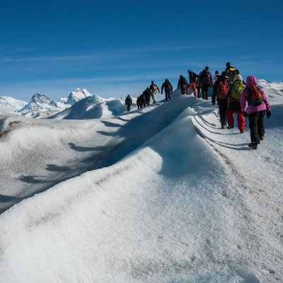 Groep wandelaars tijdens minitrekking op de Perito Moreno-gletsjer in Patagonië, Argentinië.