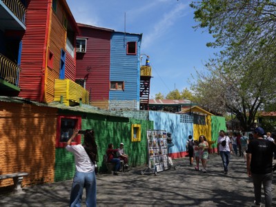 Kleurrijke huizen en wandelende bezoekers in de wijk La Boca in Buenos Aires, Argentinië.