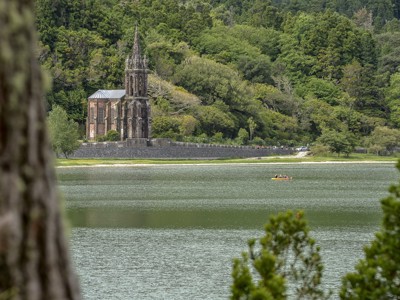 Kerk Nossa Senhora das Vitórias aan Lagoa das Furnas op São Miguel, Azoren.