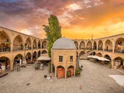 Binnenplaats van de Büyük Han karavanserai in Nicosia, Cyprus, bij zonsondergang.