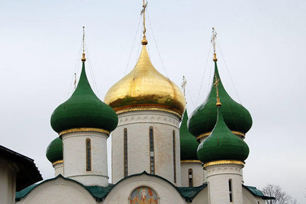 Russisch-orthodoxe kerk met groene en gouden uivormige koepels tijdens groepsrondreis Rusland winter.