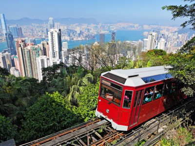 Rode Peak Tram op Victoria Peak met uitzicht over de skyline en Victoria Harbour in Hongkong.