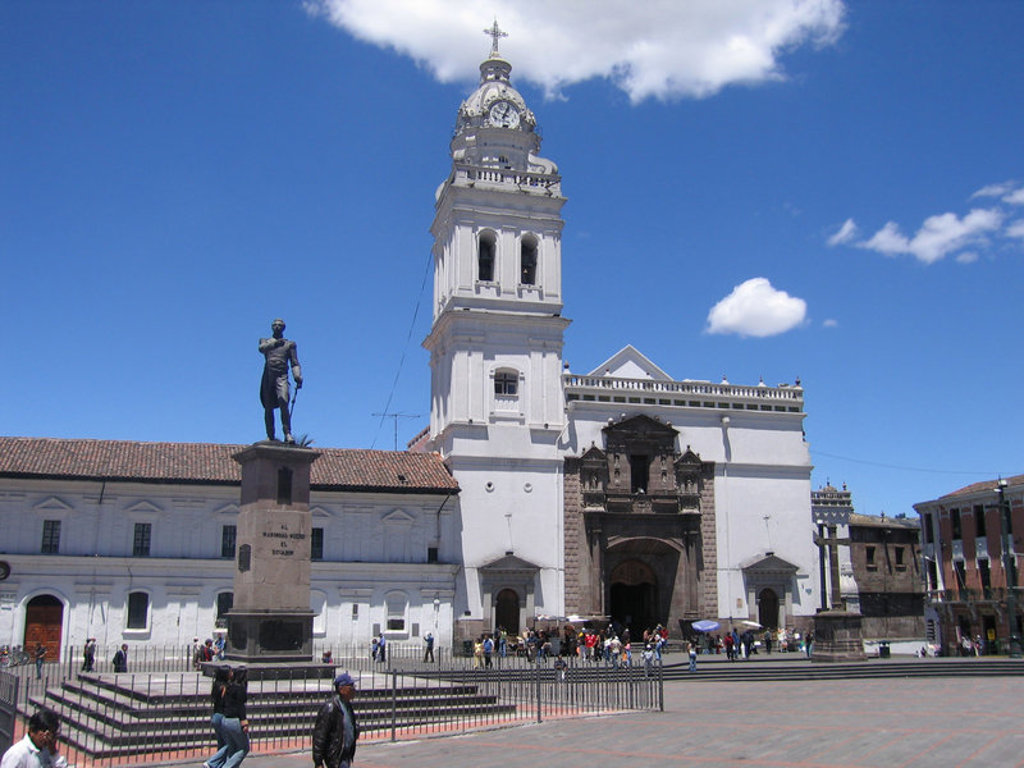 Plaza Grande in Quito met de witte kathedraal en klokkentoren tijdens de groepsrondreis Ecuador Hoogtepunten.