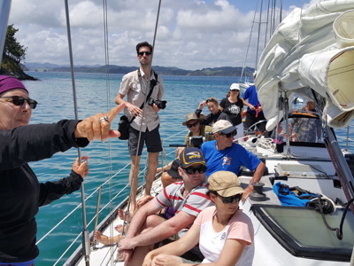 Groep reizigers op een zeilboot in de Bay of Islands, Nieuw-Zeeland, tijdens de Route Nieuw-Zeeland.