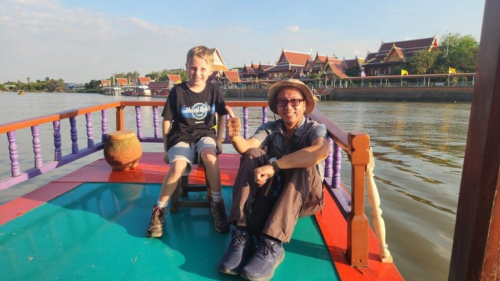 Tropisch strand in Thailand met palmbomen en zee, ideaal voor een familiereis Thailand Hoogtepunten.