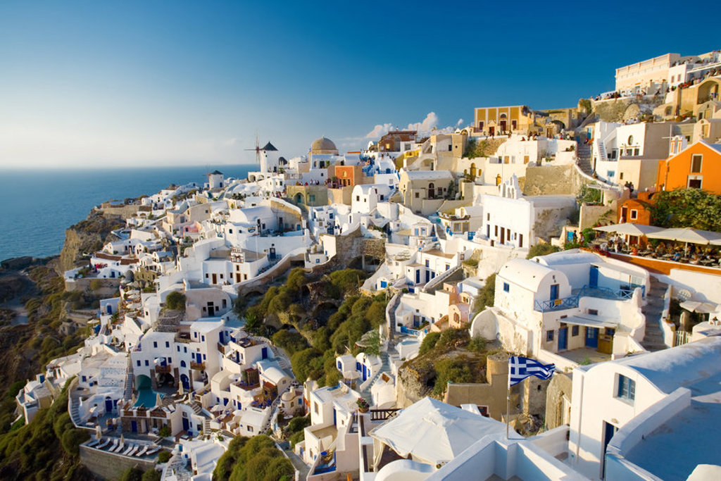 Witte huisjes in Oia op Santorini met uitzicht op de Egeïsche Zee tijdens wandelvakantie Griekenland.
