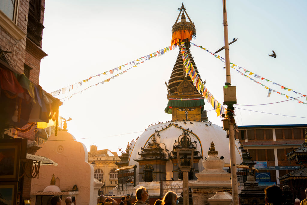 Swayambhunath-stoepa in Kathmandu met gebedsvlaggen bij zonsondergang tijdens een 22-35ers reis Nepal.