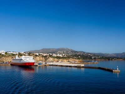 Veerboot in de haven van Naxos met uitzicht op de kust en bergen van het Griekse eiland.