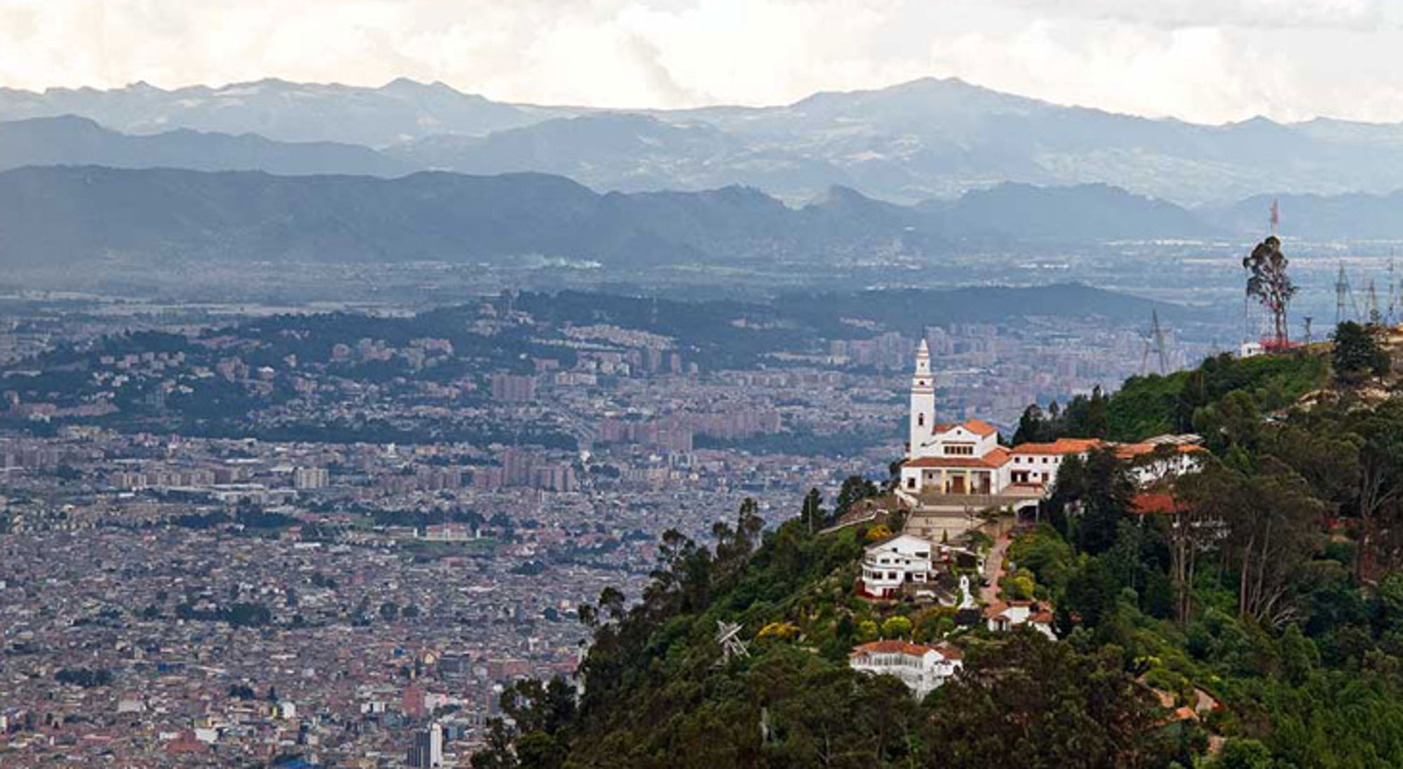 Uitzicht op Bogotá met het Santuario de Monserrate op de berg en de Andes op de achtergrond.