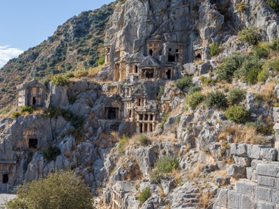 Lycische rotsgraven in de kliffen langs de Turquoise Kust in Turkije.