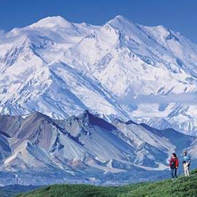 Gletsjer in Alaska met ijsblauwe spleten, tijdens groepsrondreis Alaska kampeer/hotel reis.