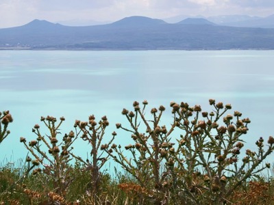 Uitzicht over het blauwe Sevanmeer met bergen op de achtergrond, Armenië.