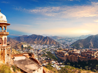 Uitzicht vanaf het Amber Fort over Jaipur en de Aravalli-heuvels tijdens de 22-35ers reis India route.