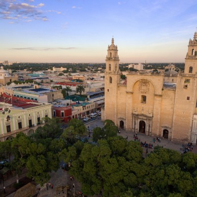 Kathedraal van Mérida aan het Plaza Grande in Yucatán, Mexico, tijdens zonsondergang.