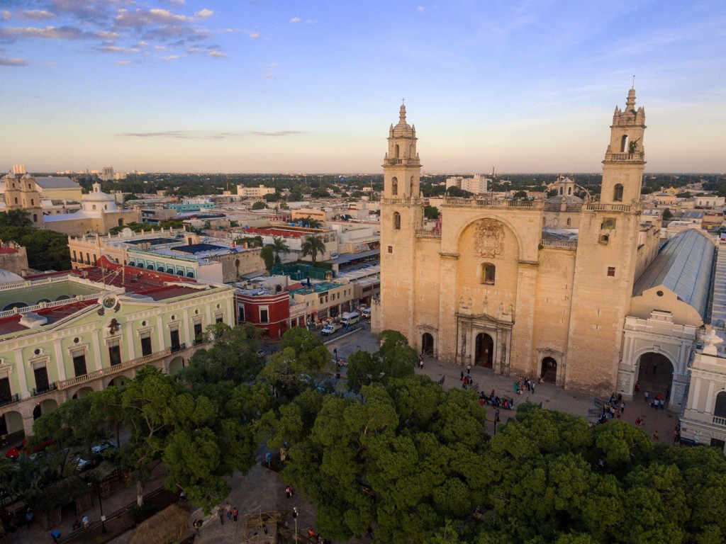 Kathedraal van Mérida aan het Plaza Grande in Yucatán, Mexico, tijdens zonsondergang.
