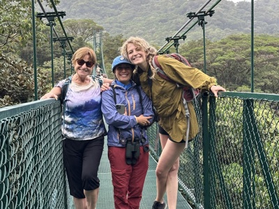 Reizigers op een hangbrug in het regenwoud van Costa Rica tijdens de Route Costa Rica .