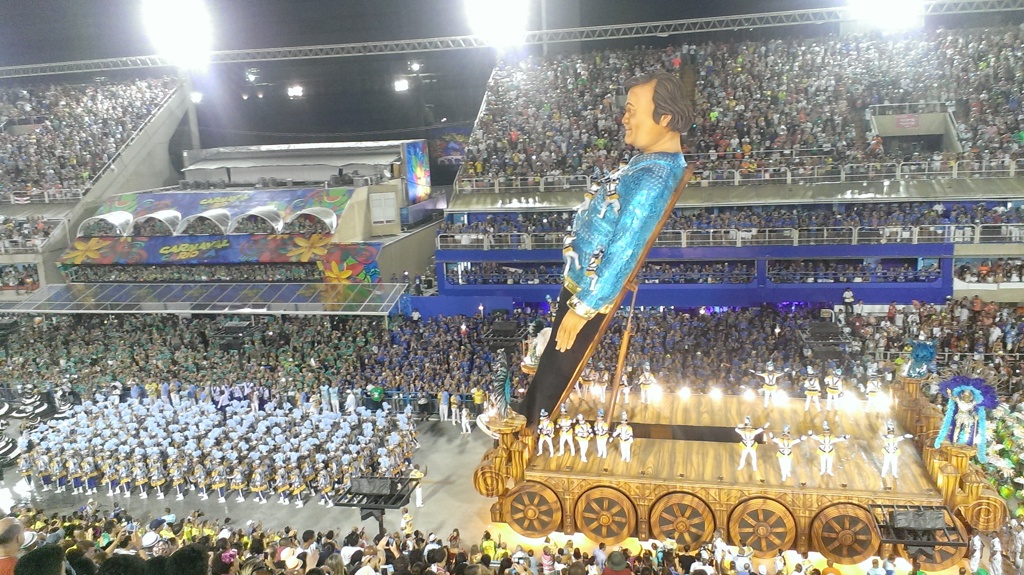 Carnavalsoptocht in Rio de Janeiro met praalwagen en dansers in het Sambadrome, tijdens groepsrondreis Brazilië.