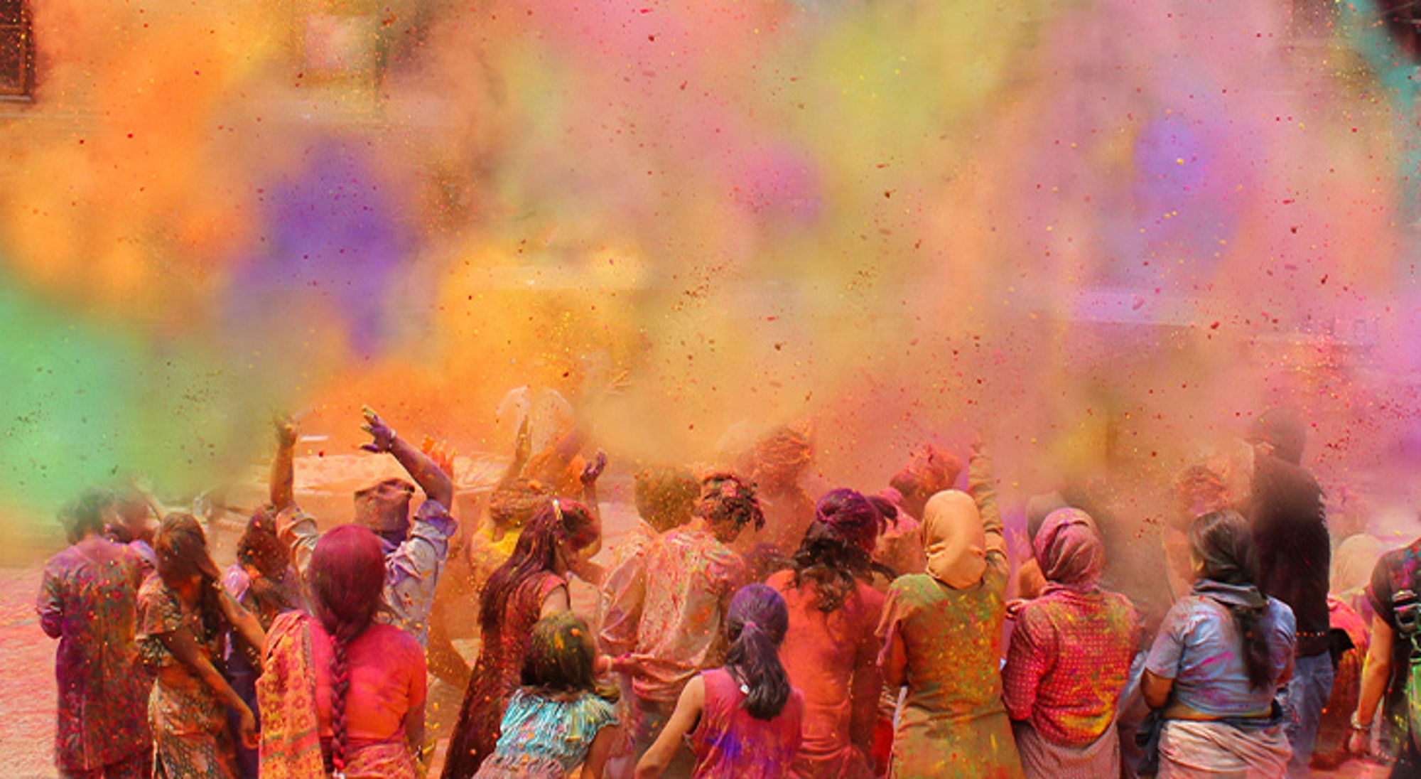 Holifeest India Menigte viert Holi-festival met kleurrijk poeder in de lucht.