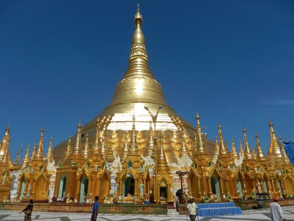 Gouden Shwedagonpagode in Yangon, Myanmar, bij zonsondergang.
