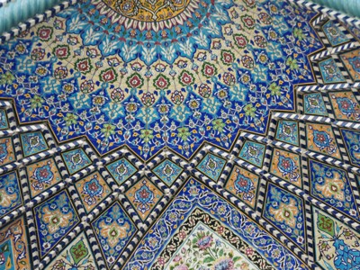 Blauw mozaïek met islamitische tegelpatronen in een Iraanse moskee tijdens de route Iran.
