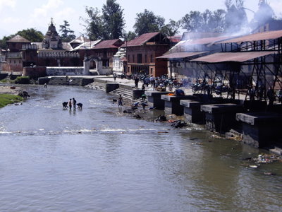Crematieplaatsen langs de Bagmati-rivier bij Pashupatinath-tempel in Kathmandu, Nepal.