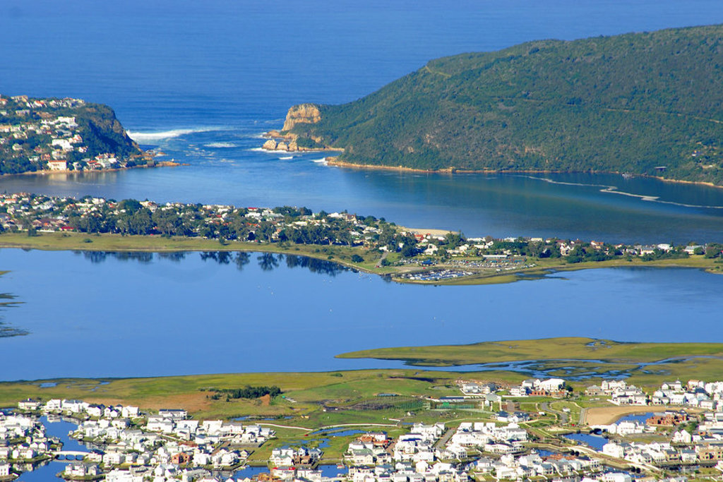 Uitzicht op de lagune en kust bij Knysna aan de Garden Route in Zuid-Afrika.