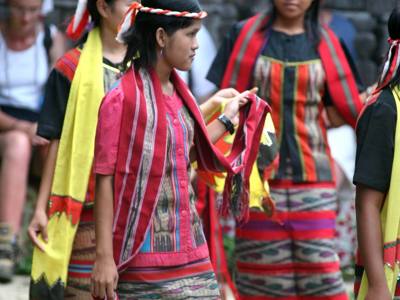 Vrouwen in traditionele Dayak-kleding tijdens een dorpsceremonie op Kalimantan.