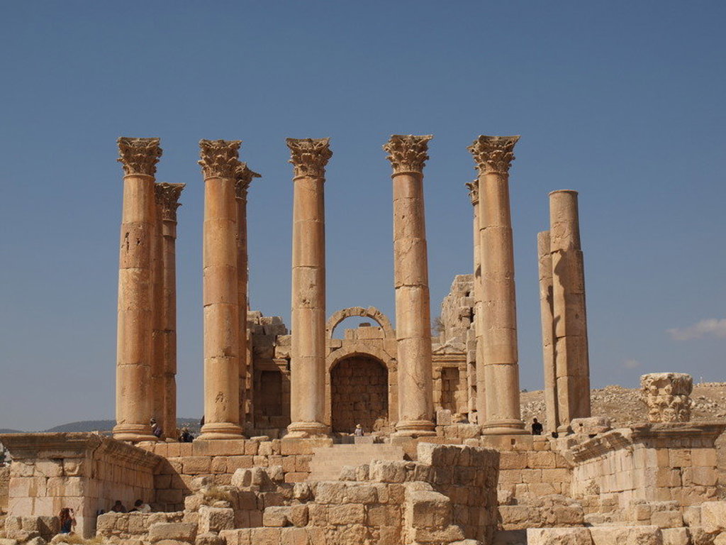Romeinse zuilen bij de ruïnes van Jerash in Jordanië tijdens groepsrondreis Israël en Jordanië.