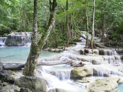 Watervallen in het groene regenwoud van Zuid-Thailand met helderblauwe poelen.