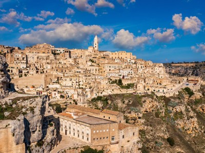 Panorama van Matera met de Sassi-wijk en kerk op de rotsen langs de route Puglia en Matera.