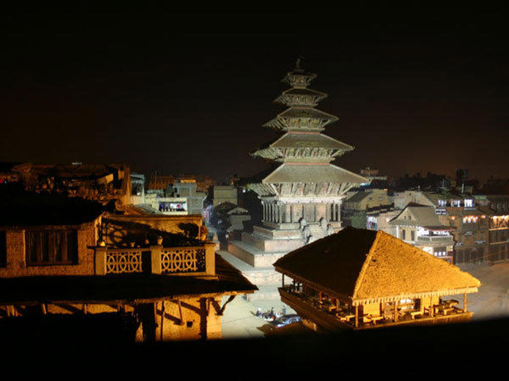 Verlichte pagode op Kathmandu Durbar Square bij avond, tijdens groepsrondreis Nepal Everest.