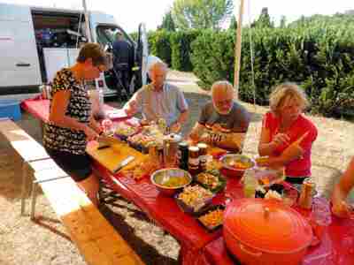Reizigers bereiden een gezamenlijke lunch aan een picknicktafel tijdens de route Kaapverdische eilanden.