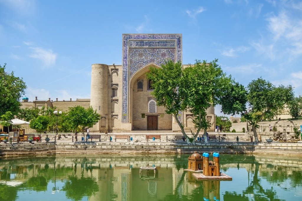 Koepel en minaretten van een moskee in Oezbekistan tijdens een groepsrondreis langs de Zijderoute.