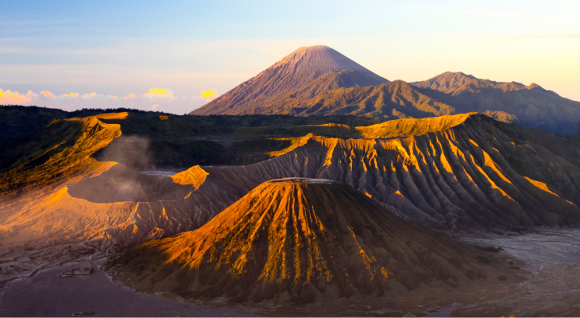 Mount Bromo op Java Zonsopgang boven de Bromo-vulkaan en het Tenggergebergte in Oost-Java, Indonesië.
