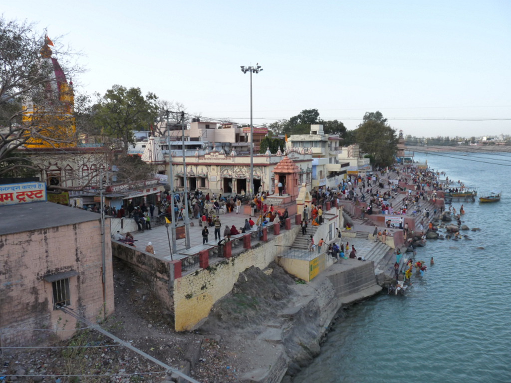 Drukke rivierghat met tempels en trappen langs het water tijdens groepsrondreis India tijgerreis.
