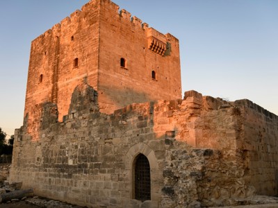 Middeleeuws kasteel op Cyprus bij zonsondergang tijdens de Cyprus familiereis.