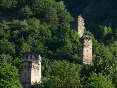 Middeleeuwse verdedigingstorens in de groene bergen van Svaneti, Georgië.