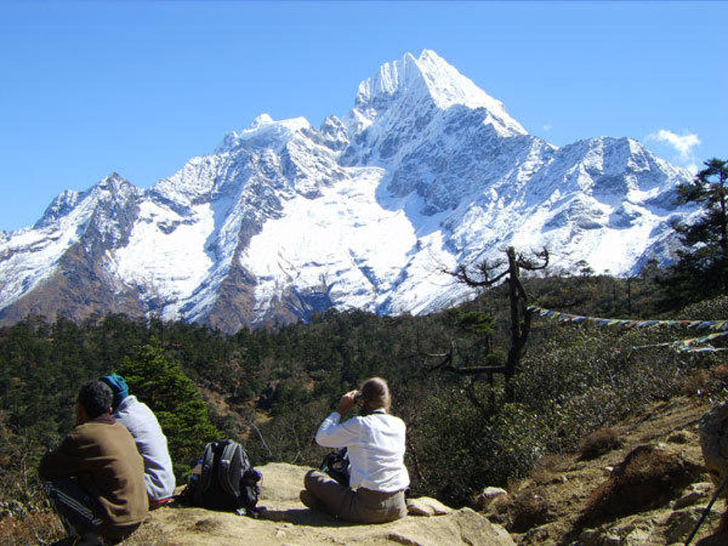 Trekkers kijken uit op een besneeuwde Himalayapiek tijdens de groepsrondreis Nepal Everest.