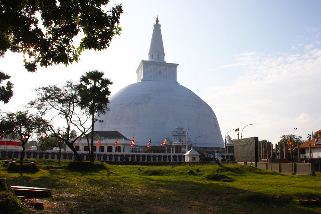 Ruwanwelisaya-stoepa in Anuradhapura, Sri Lanka, met witte koepel en boeddhistische vlaggen.