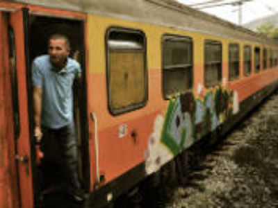 Reiziger stapt uit een lokale trein in Montenegro tijdens de Route Montenegro, 8 dagen.